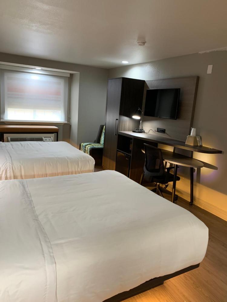 Standard Queen Room with Two Queen Beds - Non-Smoking interior